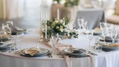 Plaquée avant son mariage, elle maintient la fête et fait payer son ex