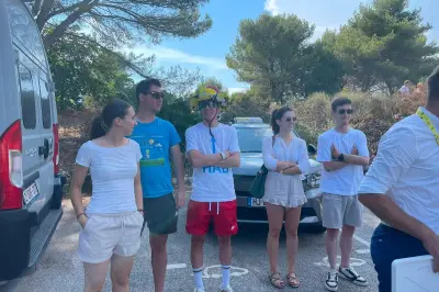 Pogacar joue aux cartes au col d’Èze pour attendre sa compagne