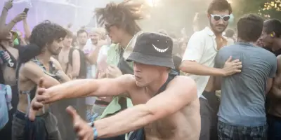 Pogo : l'euphorie des corps en collision dans les festivals