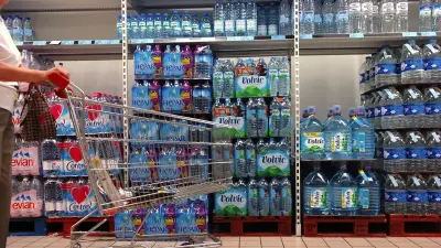 Pourquoi le prix de l'eau en bouteille augmente en rayons