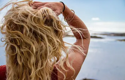 Protéger ses cheveux en été : les conseils d'une experte