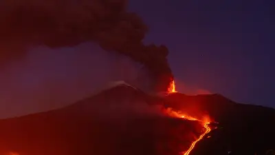 Éruption de l'Etna : 2 000 visiteurs par soir, sentiers saturés
