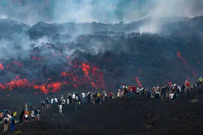 Éruption de l'Etna : les touristes affluent malgré les risques