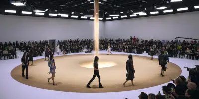 Sablier géant au défilé Courrèges : une performance artistique