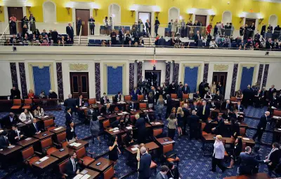Sanctions US contre la Russie : le Sénat approuve un paquet ciblant les hydrocarbures