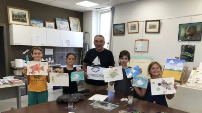 Stage de dessin à Saint-Affrique : les enfants explorent les poissons dans l'art