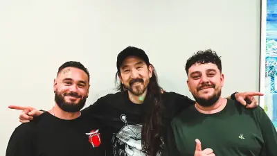 Steve Aoki cache des cartes dédicacées à Mèze avec Le Temple