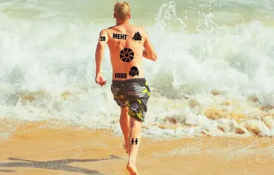 Tatouages d'extrême droite : comment les reconnaître à la plage