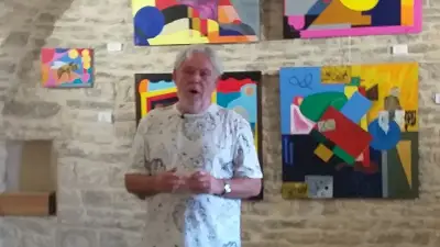 Timo expose ses toiles à Vézénobres avec succès