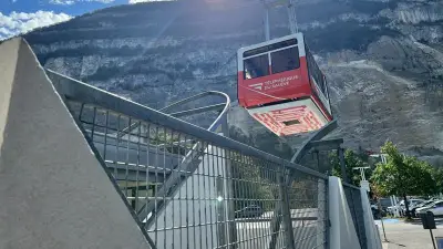 Téléphérique du Salève à l'arrêt après l'installation de caravanes