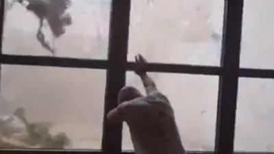 Tornade dans l'Aude : un habitant de Pomas retient sa baie vitrée, vidéo