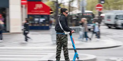 Trottinettes à Paris : casque et gilet désormais obligatoires