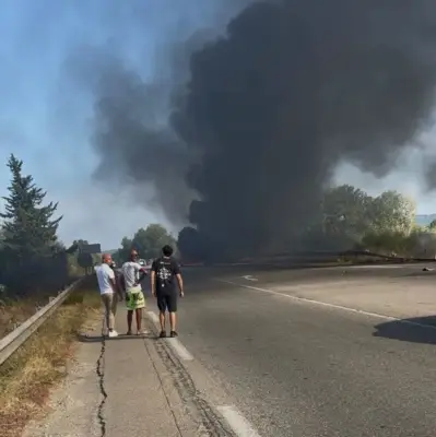 Un pilote militaire se pose sur une route avec son élève après une avarie
