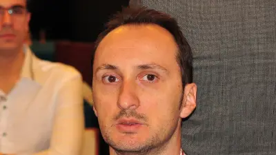 Veselin Topalov à Nîmes : une simultanée contre 20 joueurs au festival Apogée
