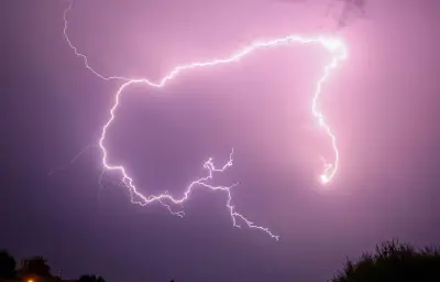 Violents orages dans le Var et les Alpes-Maritimes : 200 évacués, 26 000 foyers privés d'électricité