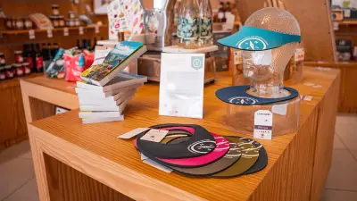 Visières upcyclées d'anciennes combinaisons en vente à Millau