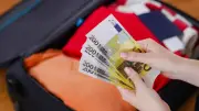 12 000 euros saisis à l'aéroport de Sétif : une Lyonnaise risque des poursuites