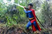 Adolescent déguisé en Superman lutte contre les incendies en Indonésie