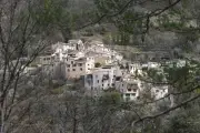 Aiglun : histoire, auberge et forteresse troglodyte