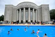 Allemagne : la Volksbühne dénonce les coupes budgétaires avec une piscine