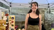 Anaïs Dos et ses fantômes en argile au marché d'Uzès