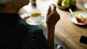 Angèle, 81 ans, refuse la retraite et tient son café depuis 50 ans