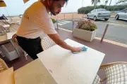 À Antibes, les restaurateurs luttent contre le sable du Sahara