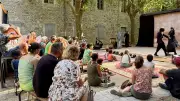 Au-delà des montagnes bleues : le théâtre s'invite en plein air