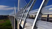 Aveyron : un homme de 23 ans décède après une chute du viaduc de Millau