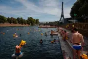 Baignade dans la Seine : face aux beach clubs, la gratuité séduit