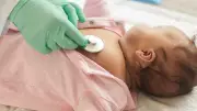 Bébé de 6 mois décède après une chute : sa mère scrollait sur TikTok