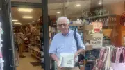 Bertrand de Viviès dédicace son guide mythologique à La Plume d'Or