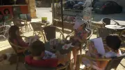 Bibliothèque au soleil à Belvézet pour les jeunes lecteurs