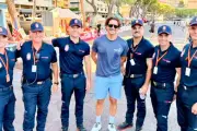 Bradley Cooper pose avec les pompiers de Monaco pendant le tournage