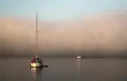 Brouillard rare en août : les Cyclades sous un voile hivernal