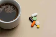 Café et médicaments : 4 réflexes pour éviter les mauvaises associations