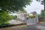 Cantal : 200 personnes rendent hommage à l'institutrice suicidée