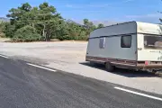 Caravane abandonnée dans le Var : risque d'incendie et impasse administrative
