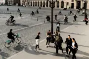 Casque vélo : l'obligation divise, la protection psychologique interroge