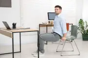 Chaise : 5 min/jour pour renforcer les os après 60 ans