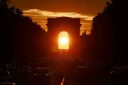Champs-Élysées : le solaire attire les touristes