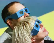 Éclipse 1999 : l'État n'a pas distribué 30 millions de lunettes