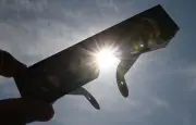 Éclipse : faut-il garder ou jeter ses lunettes de protection ?
