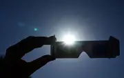 Éclipse solaire imminente : coût des canicules, incendie dans le Pas-de-Calais