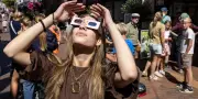 Éclipse solaire : les files d'attente s'allongent devant les opticiens