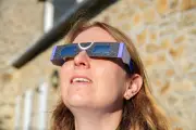 Éclipse solaire : risques oculaires irréversibles, prévient un expert