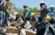 Colombie : une rescapée extraite des décombres à Pereira