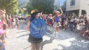 Corso fleuri de Mende : pluie de confettis et hommage aux pompiers