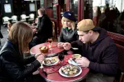 Cuisine à Paris : les touristes partagés entre escargots et croissants