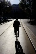 Cycliste poignardé : la lutte contre les violences motorisées jugée non prioritaire
